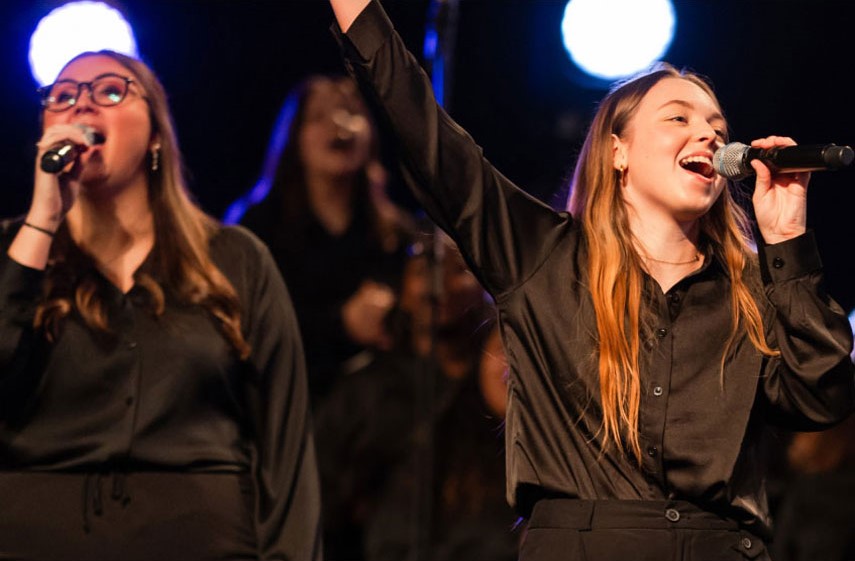 girls singing